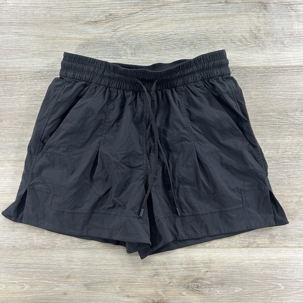 Lululemon Women's Size 4 Lightweight Mid-Rise Short 3.5" Black Unlined Pockets